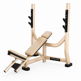 Olimpijska kosa klupa Olympic Incline Bench za incline bench press sa nosačima za šipku, osloncem za stopala i kosim naslonom za trening gornjeg dela grudi.
