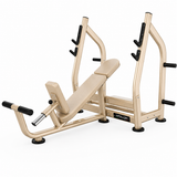 Olimpijska kosa klupa Olympic Incline Bench za incline bench press sa nosačima za šipku, držačima za tegove i osloncem za stopala.
