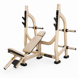Olimpijska kosa klupa Olympic Incline Bench za incline bench press sa nosačima za šipku, držačima za tegove i osloncem za stopala.
