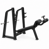 Olimpijska kosa klupa za potisak Olympic Decline Bench Apollon Fitness sa stalkom za šipku i osloncima za noge.