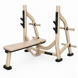 Olimpijska ravna klupa Olympic Flat Bench za bench press sa nosačima za šipku i tegove, namenjena treningu grudi, tricepsa i ramena.

