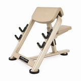 Apollon Fitness sedeća Scott klupa za biceps (Seated Preacher Curl Bench) sa kosim osloncem za ruke i nosačima za šipku.
