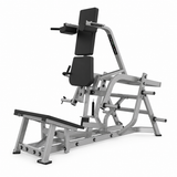 Apollon Fitness V-Squat – profesionalna plate-loaded sprava za čučanj sa osloncima za ramena, naslonom i platformom za stopala, namenjena treningu nogu i gluteusa.

