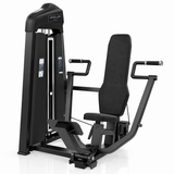 Vertikalna presa za grudi – Vertical Press Apollon Fitness, profesionalna sprava sa blokom tegova, crnom konstrukcijom i tapaciranim sedištem i naslonom.
